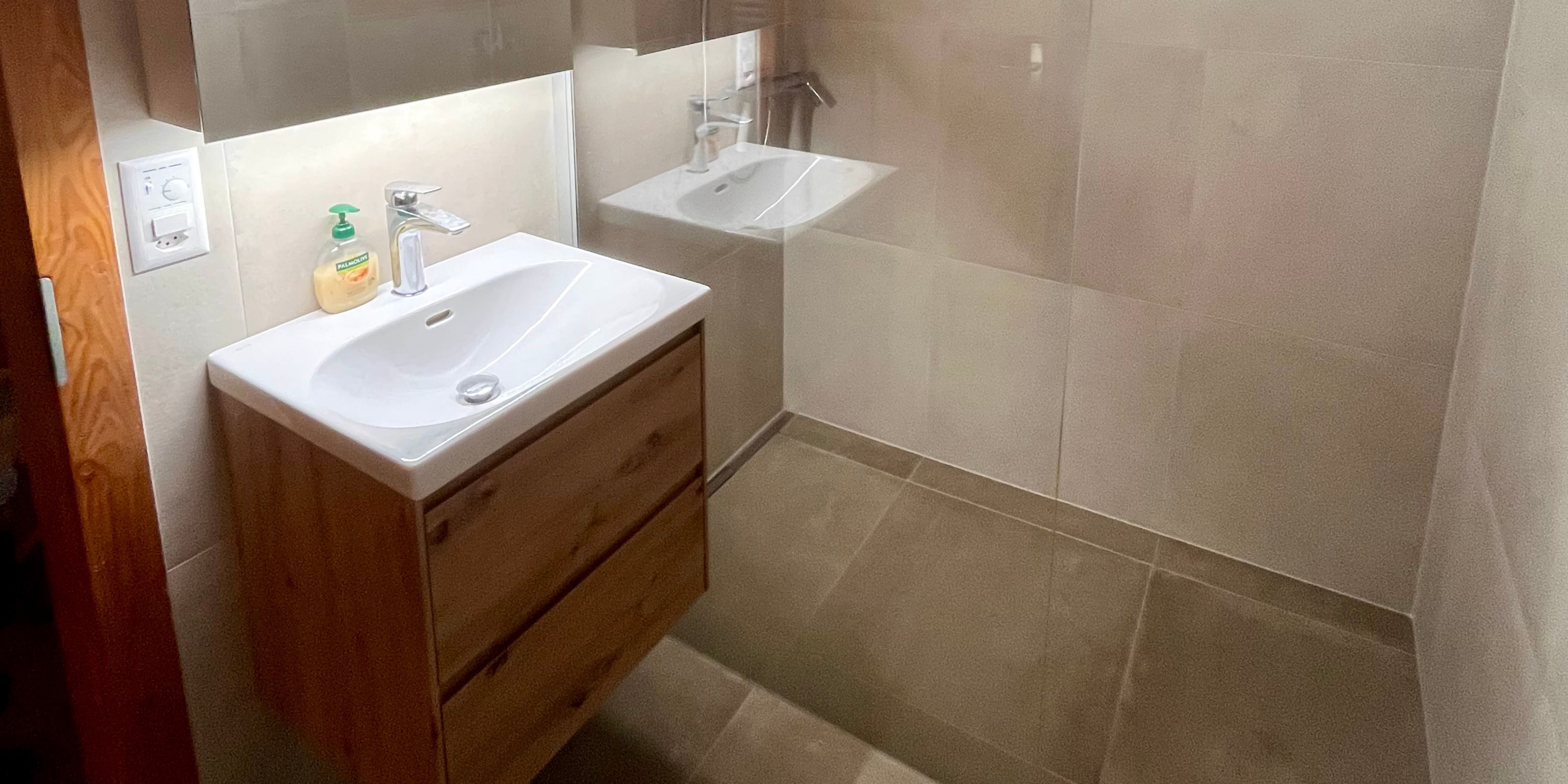 Réalisation douche à l'italienne avec carrelage grès cérame beige à Nendaz