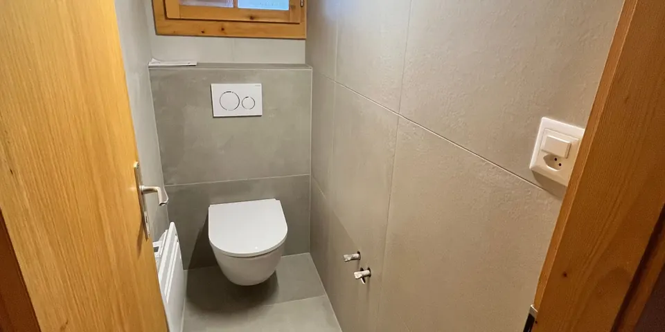 Rénovation WC et sanitaires avec carrelage gris anthracite à Nendaz