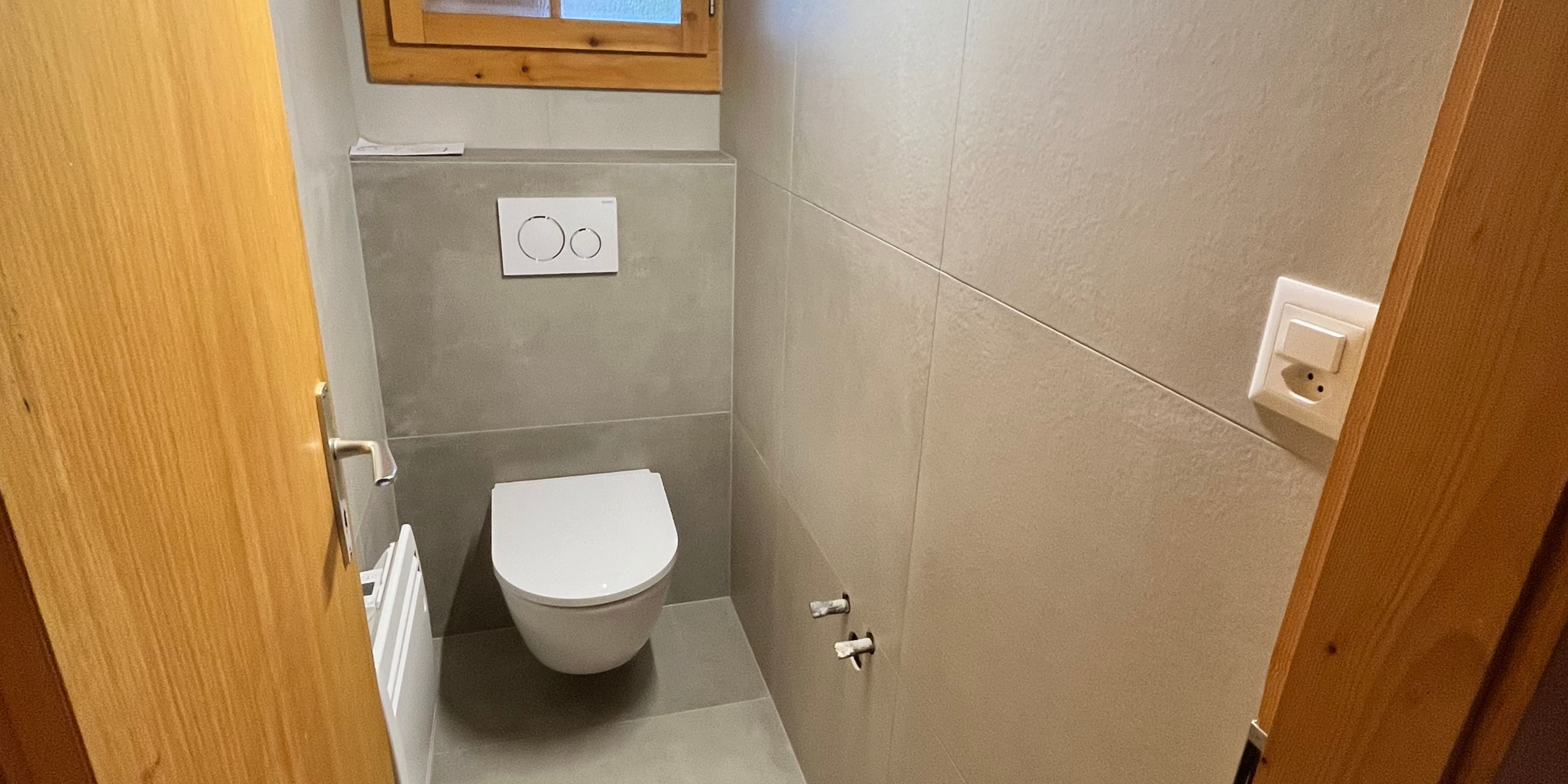 Rénovation WC et sanitaires avec carrelage gris anthracite à Nendaz