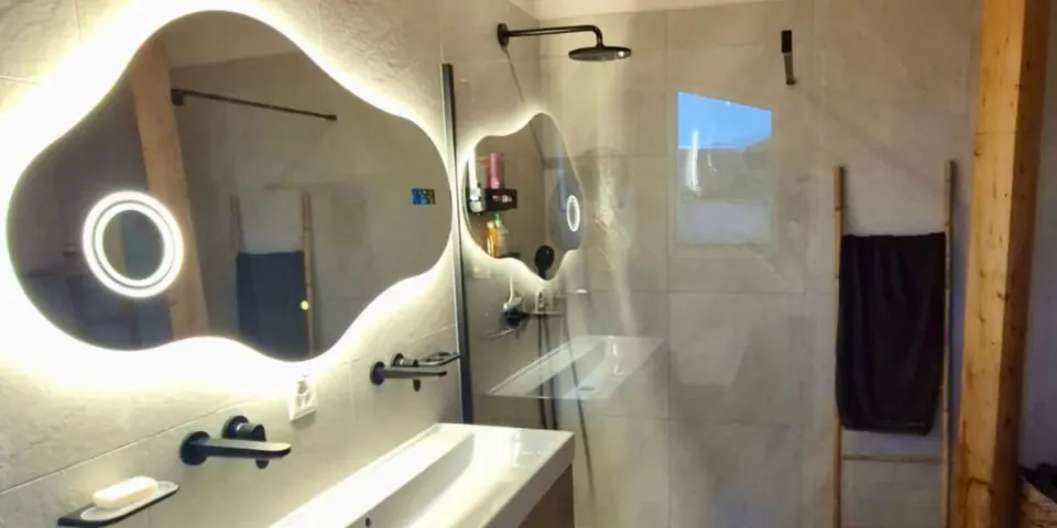 Rénovation de salle de bain à Nendaz avec carrelage mural grand format