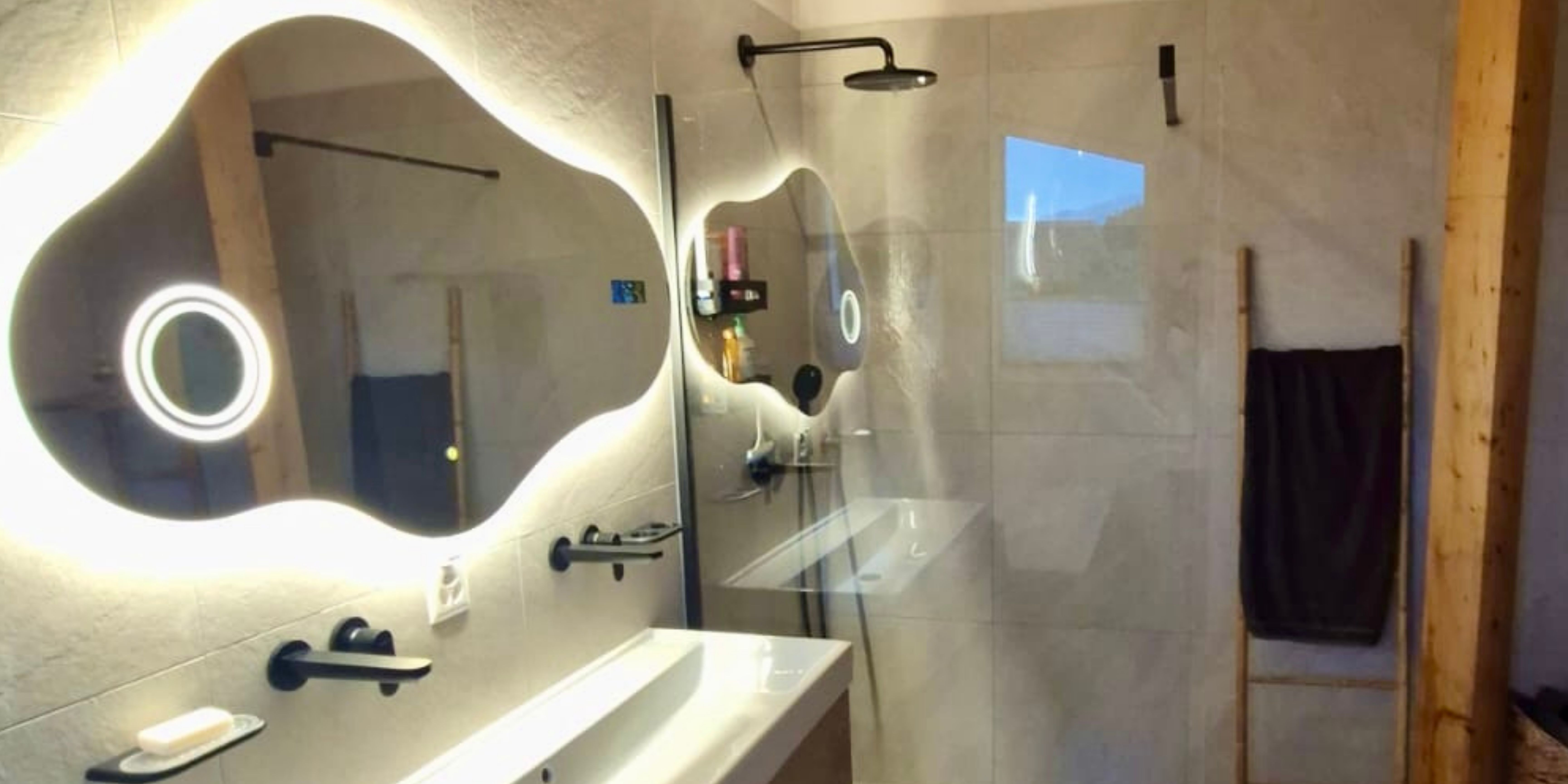 Rénovation de salle de bain à Nendaz avec carrelage mural grand format